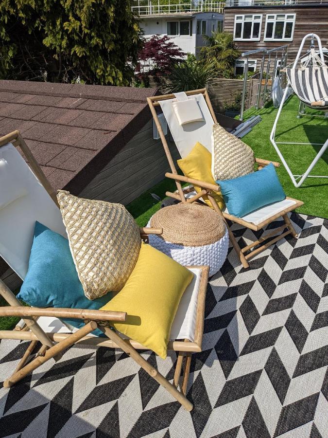 Tulana Taggs - Floating On Idyllic Island Hampton Hill